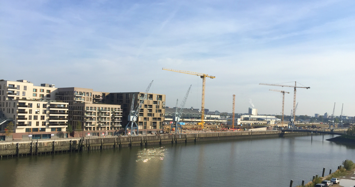 Futura Campus building (left) and the construction sites of the so-called Creative Blocks (right).